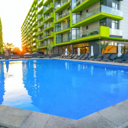 Azizi Premium - Pool & Alezzi Apartament