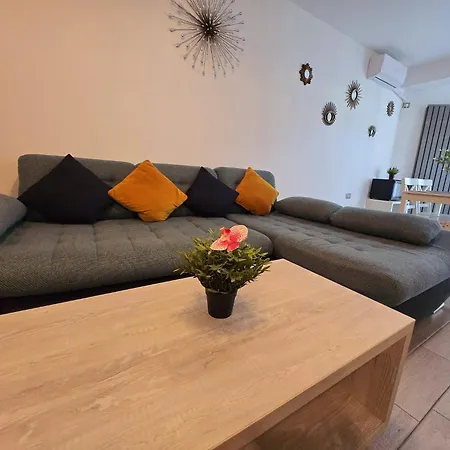 Azizi Premium - Pool & Alezzi Apartment Navodari